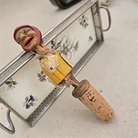 vinprop-traedame-gul-bluse-roedt-toerklaede-sorte-briller-gammel-prop